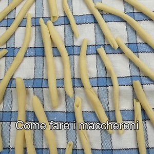 Una pasta semplice impastata con farina di semola rimacinata di grano duro e acqua tiepida. https://blog.giallozafferano.it/iannamaria/ricetta-maccheroni-pasta-fresca-fatta-in-casa/ | Annamaria tra forno e fornelli
