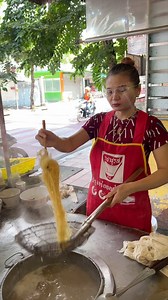 204K views · 653 reactions | Incredible Draining Skills by Noodle Master in Bangkok at Ta Maung Wonton Noodle | Street Food Recipes | Facebook