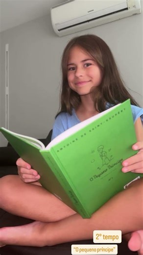 Lendo livro O Pequeno Príncipe