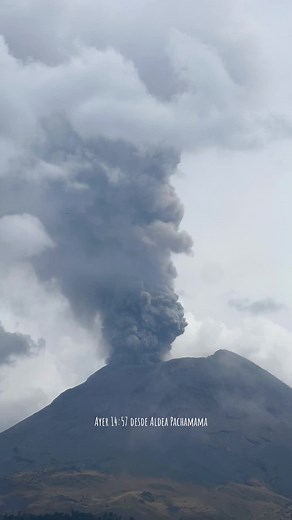 A y e r 14:57 🌋 Popocatepetl vista desde Aldea Pachamama 📍 🌬Solo ponte a pensar: •Un volcán activo & la caida de su ceniza es parte de un ciclo natural de la tierra. Mientras toda la contaminación que produciomos los seres humanos no lo es. •¿Te molesta respirar un aire lleno de ceniza? -Primero observa cuanta ropa y cosas innecesarias tienes que generaron mucha contaminación en el aire para producirse. Son tiempos muy importantes para reflexionar lo importante que es poder respirar un aire p