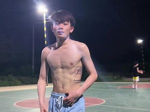 我毫无底线的缝缝补补 很疲惫 直到有一天我突然觉得我该清醒了