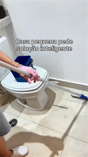 Tudo Limpinho Oficial 🩷 on Instagram: "Casa pequena pede solução inteligente 🧠✨ Além de entrar com facilidade nos cantinhos estreitos de banheiros e cozinhas pequenas, o Rodo Twister Mini reúne todos os benefícios da linha Twister: ✔️ Cabo longo, que permite limpar sem se abaixar ✔️ Uso com a coluna reta, muito mais conforto e menos esforço ✔️ Giro de 180°, alcança espaços baixos, estreitos e difíceis ✔️ Borracha super resistente, não resseca e não deforma ✔️ Produto durável, feito para usar p