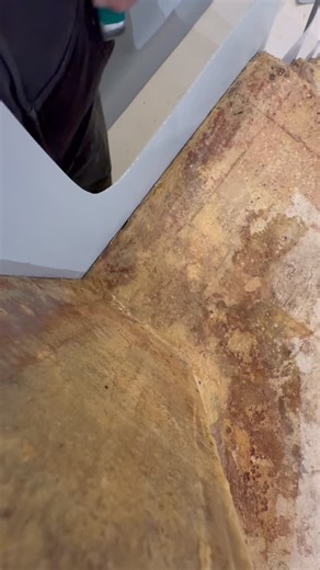 Lysia | Formation PVC armé piscine on Instagram: "Dans un angle, tout est question de marge. On cherche le milieu, on crée un petit triangle, sans jamais venir au ras de la maçonnerie. On garde 1 cm de matière pour pouvoir souder proprement la contremarche. 👉 C’est ce détail qui garantit l’étanchéité. 📘 Manuel de pose PVC armé Lysia 💬 Intéressé ? Écris-nous directement en message privé. #Lysiaformation #PVCarmé #PosePiscine #SavoirFaire"