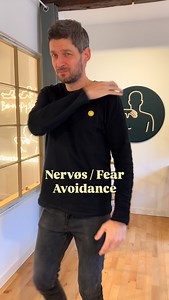 Lider du af Fear Avoidance eller nervøsitet i forhold til at træne nakke og skulder? Prøv at starte din træning her. Træn statisk, også kaldet isometrisk, hvor du blot holder skulderen op mod øret og holder den dér, indtil du mærker træthed i musklen. Det er nærmest umuligt at komme til skade under denne øvelse - derfor er den et godt sted at starte med at genopbygge tillid til din krop. Tal gerne beroligende til dit nervesystem, imens du er igang. Husk at slippe spændingen godt, når du er færdi
