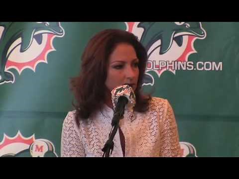 Gloria and Emilio Estefan buy into the Miami Dolphins