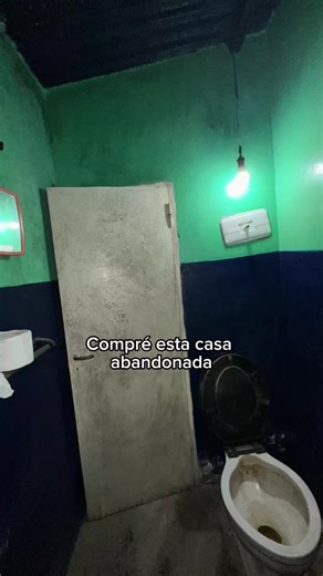 Armando la galería de mi casa. 🏠 Construimos la carpeta del piso para nivelarlo y usamos Sikalatex de Sika como puente de adherencia para que se adhiera al viejo hormigón. 💪🏼 Seguime para ver la galería terminada. 🙌🏼