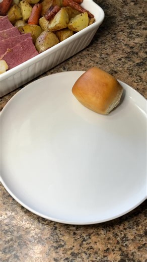 Oven Baked Corned Beef and Cabbage 🍀💚🍀💚🍀. #cornedbeef #cabbage #stpatricksday #easyrecipe #cooking #yum | Whatsmomcookin