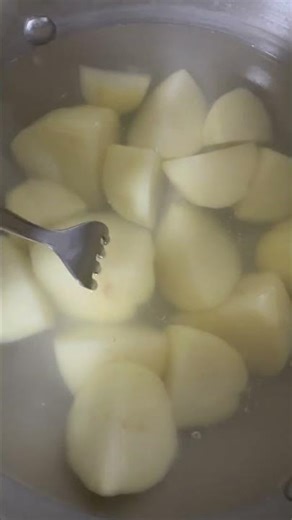 Making roasted potatoes #bloopers ##food #cooking #eating #london #india #ytshots ‪@vichethediamonds‬