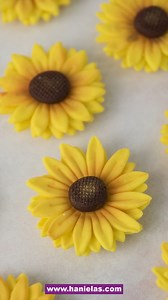 Fondant Sunflowers https://www.hanielas.com/fondant-sunflowers/ | Haniela's