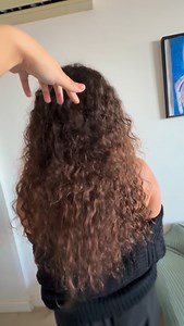 Une pose d’extensions sur cheveux bouclés, tu en as déjà vue ? Voici le résultat. C’est vrai, les extensions sur cheveux bouclés sont rares… mais totalement faisables, avec un rendu magnifique et incroyablement naturel. Et côté entretien ? Encore plus simple que sur cheveux lisses : un bon lavage, un soin démêlant, un peu d’huile… et le tour est joué. #ExtensionsBouclées #ExtensionsMonaco #LuxuryHair #MarinePollinaHair #ExtensionsDeLuxe #HairstylistMonaco #CotedAzurHair #LuxuryHairstylist #Natur