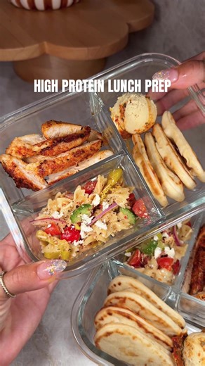 Quick, healthy girl lunch boxes you can pack in a hurry 🏃🏻‍♀️ the way I wanted to eat them both immediately #quicklunch #healthymeals #mealprep #healthylunch #easymeals
