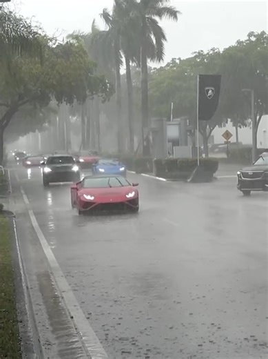 Mobil Lamborghini Mewah untuk Jemput Sekolah