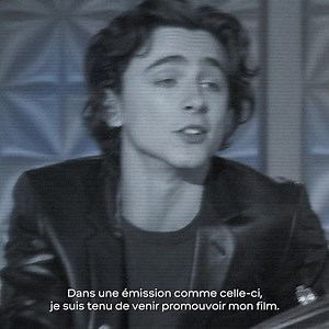 BLEU DE CHANEL. CONFIDENCES. Timothée Chalamet révèle ses vraies couleurs dans un talk-show exclusif, une scène inédite signée Martin Scorsese. « Rockit » écrit par Herbert J Hancock / Michael James Beinhorn / Bill O Laswell Interprété par Herbie Hancock Découvrir sur chanel.com/-BLEU-DE-CHANEL-1H25- | CHANEL