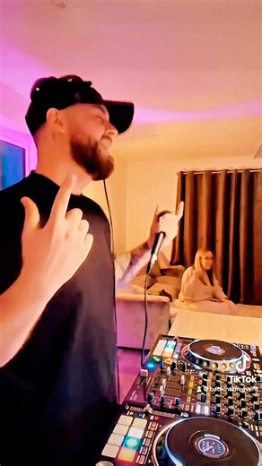 289 reactions · 85 shares | WE ARE BACK IN TIME ⏰ #tiktok #dj #livestream #backintime #backintimeevent #backintimetv #oldschool #music #clubclassics | BACK IN TIME UK | Facebook