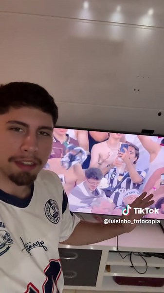 Anitta: Encontro Sensacional e Fotos Incríveis