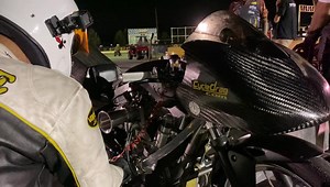 Drag racing can be destructive! What’s wrong with Rocky Jackson’s Pro Fuel Harley-Davidson? Watch the legend Johnny Vickers from Hawaya Racing Inc troubleshoot at The New 710 Dragway! | CycleDrag