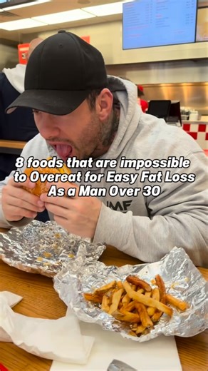 Jeff Hathaway | MEN’s Fat Loss Coach for Busy Professionals on Instagram: "HERE THEY ARE‼️👇 🎁FREE GIFT BELOW ⬇️ 💪 8 FOODS THAT ARE IMPOSSIBLE TO OVEREAT (For Easy Fat Loss) Trying to drop belly fat but always feel like you’re starving? Here’s your fix 👇 1️⃣ Eggs & Egg Whites High-protein, low-calorie, and super satiating. Try smashing 5 hard-boiled eggs… bet you tap out before you finish. 2️⃣ Greek Yogurt (Non-Fat or Low-Fat) Packed with protein and volume. Add berries and cinnamon for flavo