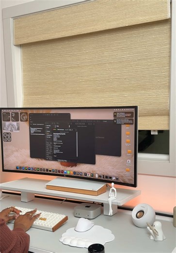 Smartwings woven shades. 🌾 I’m not short on smart tech, but these are a favorite because of the routine. They open at sunrise to wake up the room and close at sunset so I know it’s time to clock out. If I need a quick change, the Helix Dial is right on my desk. Simple, effective, and works with all my major platforms. #officedesign #smartshades #interiortech #smartwings @smartwings #desksetup