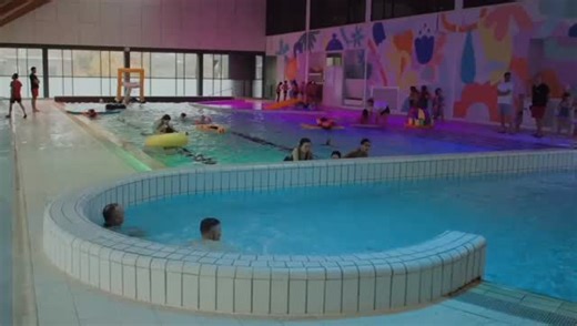 🎄💦 Les vacances de Noël arrivent aux Dauphins ! 💦🎄 Pendant les fêtes, la Piscine Olympique Les Dauphins se transforme en véritable terrain de jeux aquatique pour petits et grands 🎅🤍 ✨ Au programme : 🧘‍♀️ Matinées Zen tous les jours Lumière tamisée, musique relaxante, eau chaude… 👉 le moment parfait pour se détendre avant de plonger dans la magie des vacances 🎶 Soirées Zen de 18h00 à 20h00 Ambiance feutrée, musique douce, détente garantie après une journée bien remplie 💦 Animations & ac