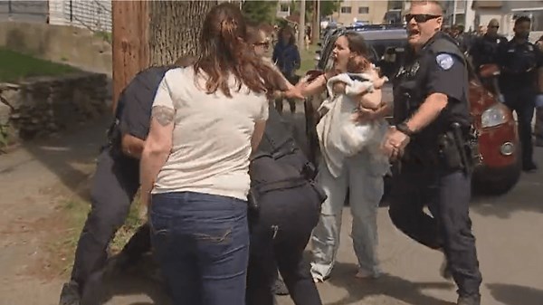 "Escena caótica": video muestra fuertes imágenes de arrestos de madre e hija durante operativo de ICE
