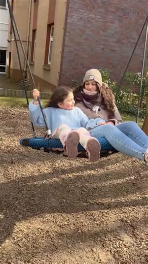 DKMS Deutschland on Instagram: "Ein Match, das zwei Leben verändert hat. ❤️ „Die Registrierung ist eine kurze, einfache Sache, wo ich etwas tun kann. Warum also nicht.“, dachte sich Lisa damals, als sie sich bei der DKMS typisiert. Dass sie durch die Registrierung zur Lebensretterin der kleinen Masal wird, hätte sie zu diesem Zeitpunkt nicht für möglich gehalten. 🥹 Heute ist Masal gesund, sechs Jahre alt und hat mit Lisa nicht nur ihre Spenderin, sondern auch eine „Zwillingsschwester“ gefunden,