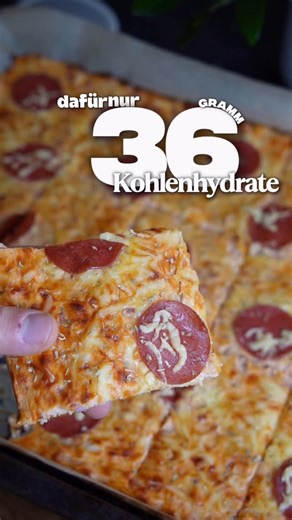 Noel Reinbold on Instagram: "ZUM REZEPT ⬇️ . . ❤️🧡💛 Wenn euch meine Rezepte gefallen und ihr mich unterstützen wollt, dann könnt ihr gerne bei PROZIS den Rabattcode: ❗️👉🏼NOEL👈🏼❗️ benutzen um immer Rabatte und Gratis Produkte zu erhalten ❤️🧡💛 *ANZElGE . . . 🥗🍳🥑 Nährwerte (alles insgesamt) 1595kcal, 36g K, 195g E, 71g F 🥗🍳🥑 . . . ⚖️🔢⏳⏲️ Mengenangaben: . - 500g Magerquark - 4 rohe Eier - 150g Gouda gerieben, leicht - 100g Schinkenwürfel, mager - 1 kleine Zwiebel - 2 EL Tomatenmark -