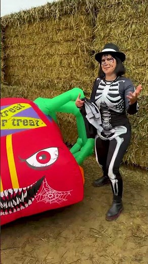 Fun Time in the Hay Maze! 🌾🎃 Family Halloween Adventure