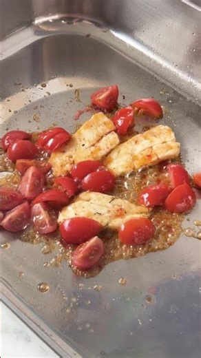 All in one pan 👏 Crispy sweet-chilli halloumi & egg wrap lunch #sunbeam #easyrecipe