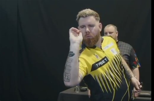 VIDEO: Scott Williams visibly plagued by dartitis during Players Championship 33