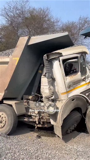 BARHARWA VLOGS on Instagram: "पतना चौक–बरहेट मार्ग पर सुबह भीषण ट्रक हादसा Follow:- @barharwa_vlogs890 for more. पतना चौक से लगभग 1.5किलोमीटर बरहेट की ओर आज सुबह दो ट्रकों की आमने-सामने टक्कर हो गई, जिससे कुछ समय के लिए यातायात प्रभावित रहा। सभी वाहन चालकों से अपील है कि इस मार्ग पर सावधानी बरतें और सुरक्षित ड्राइव करें। 🚧 #barharwa_vlogs098 #trendingreels #viralreels #accedent #newsupdate"