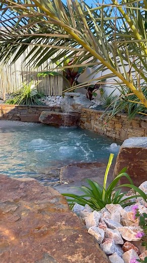 🌊 la magie des piscines lagon, un chef-d’œuvre en parfaite harmonie avec la nature. 🪄✨ En tant que pisciniste passionné depuis une décennie, j’ai construit des piscines de toutes sortes, mais rien ne se compare à ces joyaux. Authentiques et artistiques, elles invitent la nature dans votre jardin.🍀🌴 Chaque piscine lagon, avec ses cascades, son effet sable, ses pierres et sa végétation, crée un oasis de sérénité. 🏖️ Imaginez profiter de cette vue apaisante toute l’année, directement depuis vo