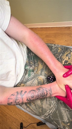 your sign to wax your arms if you have tattoos! 😆 #barebybella #armwax #smallbusiness #tattootok #foryoupage