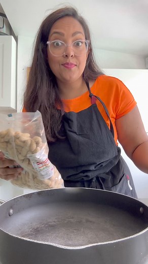 PISTAS BWI 🇲🇺🥜🧂(Mauritian boiled peanuts) Boiled peanuts with salt. Simplicity at its best! Who else remembers this? My daughter picked up monkey nuts at the supermarket and it was at that point I realised she’s never had pistas bwi and I told her that’s what I was going to do with the bag! She absolutely loved them, it’s like the Mauritian in her knew exactly what do to, she sucked the shell, ate the peanuts and sat there quietly for around 15 mins enjoying this simple snack! If you have a 