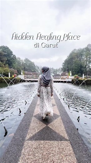 Neni Nenot on Instagram: "Menginap di tempat yang tenang, dikelilingi alam, dan ramah untuk keluarga🍀 Di Kampung Sampireun Garut, pagi dimulai dengan danau yang tenang, aktivitas seru untuk anak, pilihan bungalow dengan view berbeda, hingga fasilitas untuk gathering, offroad, dan acara spesial seperti wedding. Tempat yang pas untuk rehat sejenak dari rutinitas, tanpa harus terburu-buru. #KampungSampireun #SampireunGarut #ResortGarut #FamilyResort #gatheringgarut"