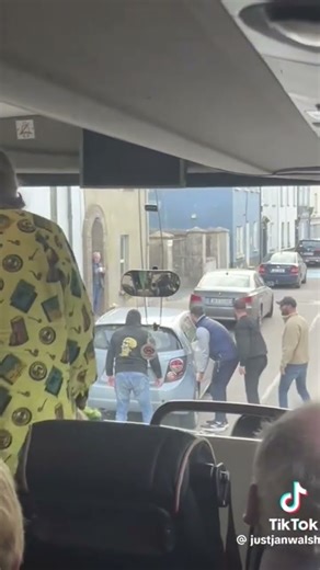 Car blocks bus in Ireland - Irish Power 🇮🇪 💪 #Funny #Irish #Ireland