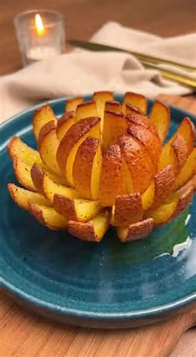 Herb & Olive Oil Air Fryer Blooming Potatoes 🥔🌿 Crispy, golden blooming potatoes air-fried with a savory herb and olive oil blend, the perfect elegant side dish with a tender center and crunchy edges. Ingredients: 4 medium Yukon Gold potatoes (about 6–7 oz each) 3 tablespoons olive oil 1 teaspoon garlic powder 1 teaspoon onion powder 1 teaspoon dried thyme 1 teaspoon dried rosemary ½ teaspoon paprika ½ teaspoon salt ¼ teaspoon black pepper Fresh parsley, chopped (for garnish) Prep Time: 10 min