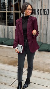 Nouvelle Collection : Nouveau dilemme pour vous ! 🤩 Vous craqueriez sur la Robe ou le Blazer légèrement scintillant ? ✨ Une sélection à ne pas rater ce jeudi soir à 20h30 🌲 #blazer #robe #paillettes #mode #shopping #casualchic | Casual Chic