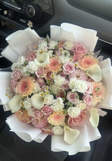 Beautiful Mixed Flower Bouquet 🌸 Calla Lilies & Dahlias 😍😍😍 #gerberas #dahlias #flower #bouquet #verycutesy Beautiful Blooms from @CovaflowerWholesale they have the best quality!! 😍