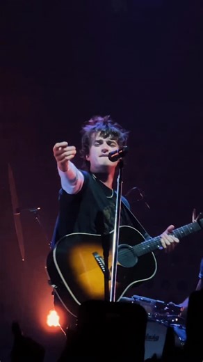 Concerti Pop on Instagram: "Steve Harrington cantaci la vita🥹 Joe Keery, anche noto artisticamente come Djo, è un’artista a 360 gradi: divenuto famosissimo a livello mondiale per il suo ruolo di punta in Stranger Things (Steve), non si è limitato alla carriera attoriale ma ci ha saputo conquistare anche con la sua musica con brani come “End of beginning”. Djo negli ultimi anni sui social la sua musica è divenuta viralissima, aprendogli la strada ed inserendolo tra i nomi più interessanti della