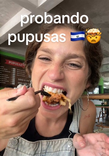 Qué más tengo que comer en El Salvador?👀🇸🇻🤯 por fiiiin probé las famosas pupusas!!!! Cuál es tu favorita? Quiero saber todooooo #pupusassalvadoreñas #pupusas #elsalvador🇸🇻 #quehacerenelsalvador #digitalnomadlife
