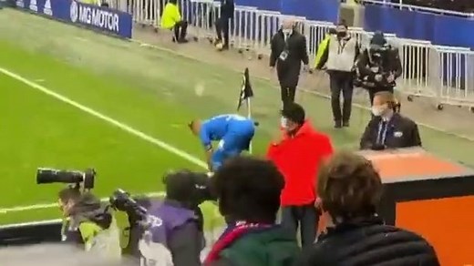 Payet reçoit une bouteille d'eau sur la tête