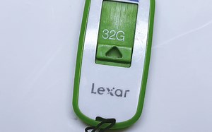 怀旧-刻字的雷克沙Lexar 32G U盘 flashdrive