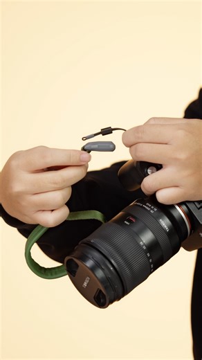 Ulanzi Maglink Wrist Strap — built for creators who demand reliability. Full-grain leather delivers lasting comfort. Magnetic quick release keeps transitions fast. Climbing-rope strength handles real-world impact. And when it counts, the self-locking system keeps your gear secure. ✁…………………………………………………………… #Ulanzi #Maglink #CameraStrap #WristStrap #PhotographyTips #CameraGear #CameraAccessories #PhotographyGear #CameraSetup #CameraLife #FilmmakersGear #ContentCreatorTools | Ulanzi