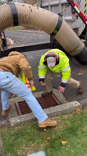 Southington residents! Leaf clean up season is in full swing and we are asking for YOUR HELP to ensure our crews get your yards and streets cleaned as efficiently as possible!! | Town Manager's Office Southington CT