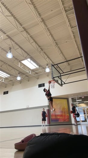 The fact I have to have a 40 inch vert to barely dunk is crazy 😂😂 I’m trying to get back to dunking consistently but it’ll be a bit for sure 😭 #fyp #basketball #pro #dunk #viral