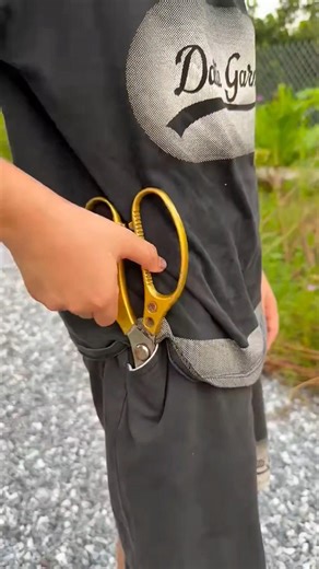 Cậu bé tốt bụng gỡ áo bị mắc cho hai ông cháu bằng Mẹo vặt cuộc sống✂️👕🔥😂😱👶 ❤️🧓#shorts #cute