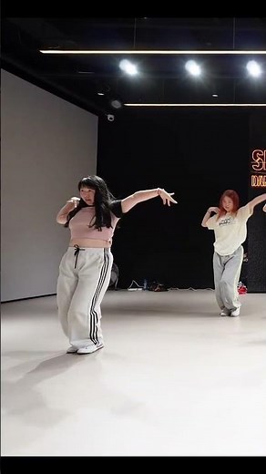 Girls' Generation's "Hoot" dance cover in one continuous shot – a song that hits your heart.
