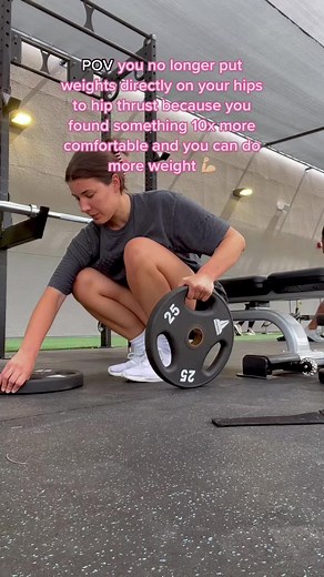 I cringe when I see girls in pain still doing that 😩 #pov #gymtok #fittok #hipthrustbelt #gymhacks