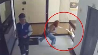 All’ultimo secondo: la mamma afferra il figlio prima che voli dalle scale
