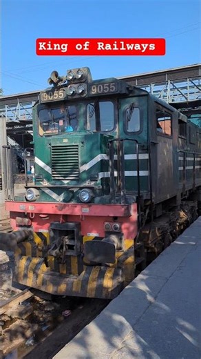 Pakistan most powerful locomotive Geu 40 general electric locomotive at Lahore junction#train